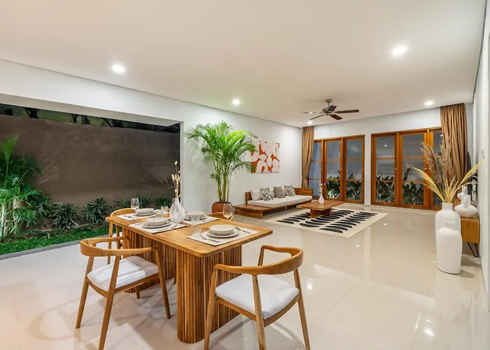 Sofia - Quiet Pool Escape With Spacious Sundeck In Prime Location *
