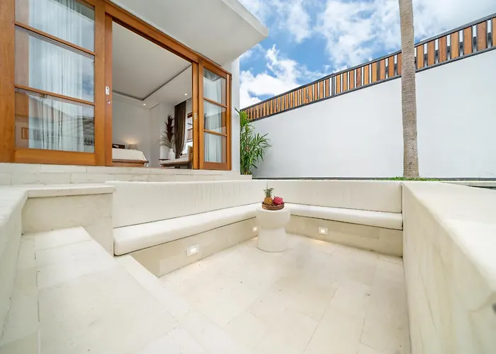 Sofia - Quiet Pool Escape With Spacious Sundeck In Prime Location *