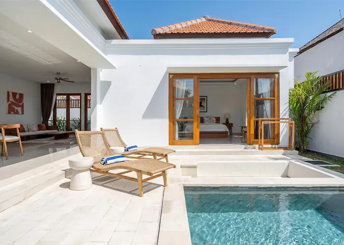 Sofia - Quiet Pool Escape With Spacious Sundeck In Prime Location *