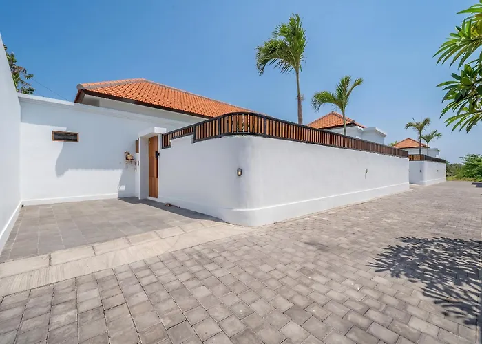 Sofia - Quiet Pool Escape With Spacious Sundeck In Prime Location